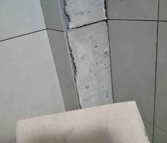 拜泉瓷砖空鼓维修公司分享下厨房瓷砖脱落的补救措施。